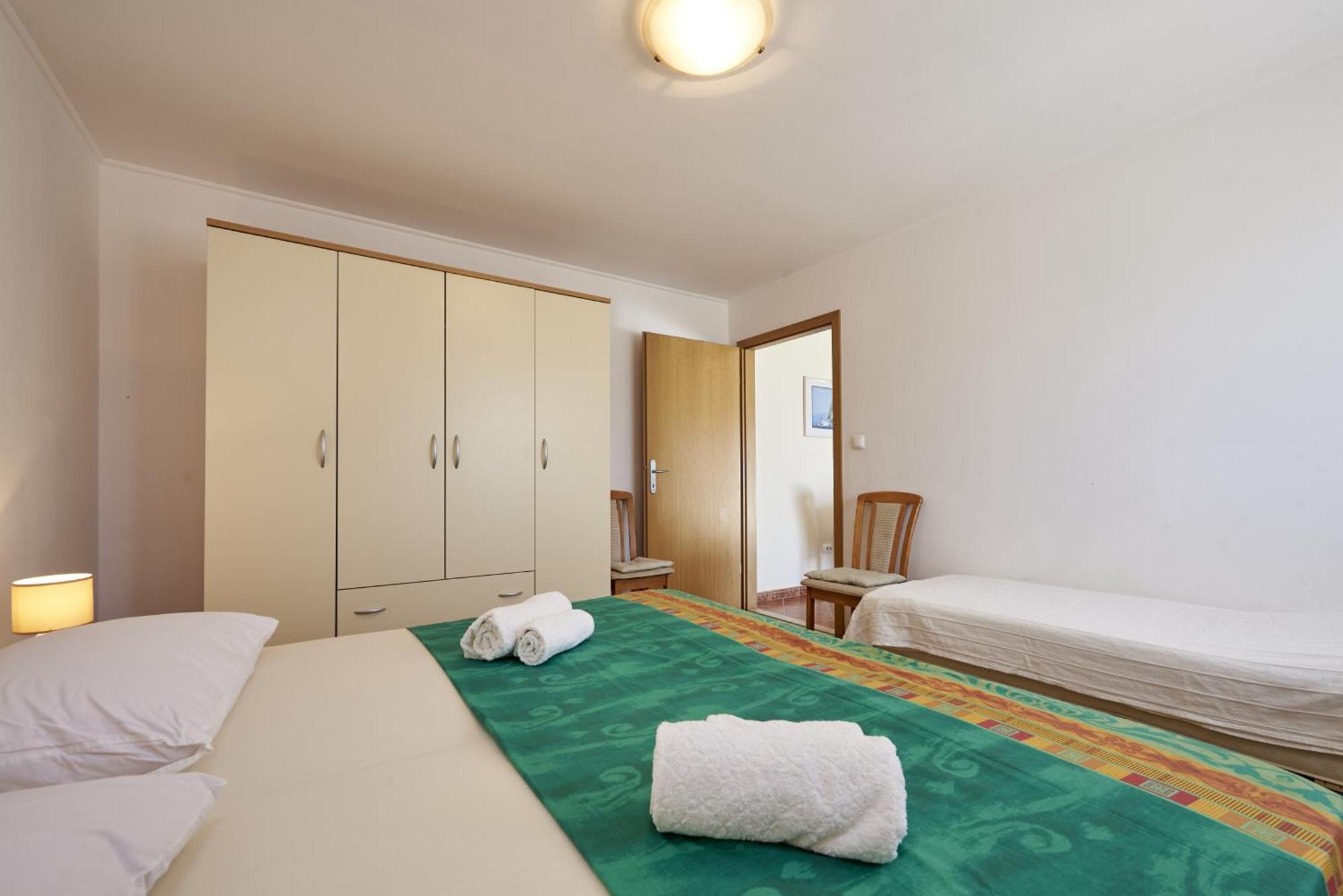 Apartments By The Sea Slatine, Ciovo - 15504 Szoba fotó
